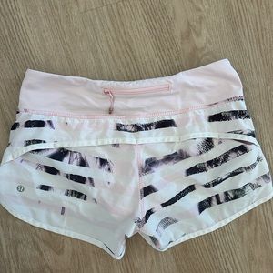 LULULEMON white & pink speed up shorts low rise💓
